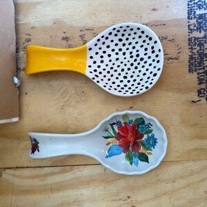 Pioneer woman and other spoon holder